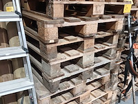 Lot 29 - houten palletten. 17 stuks