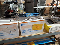 Lot 29 - internet modem en adapters