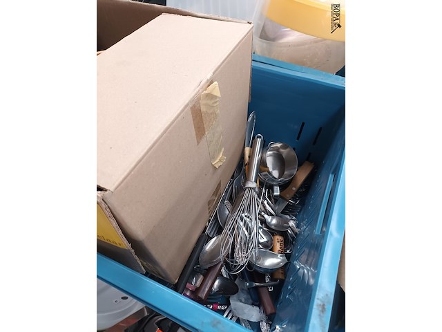 Lot 29 - keukengerei. 4 bakken - afbeelding 7 van  7