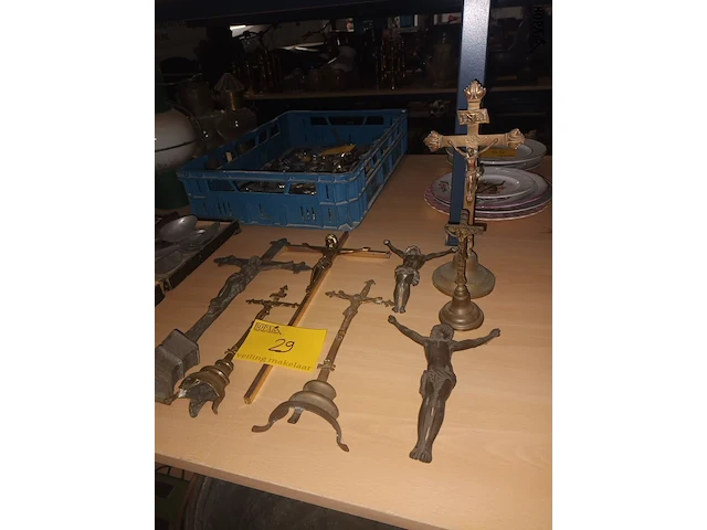 Lot 29 - koperen kruisbeelden. 8 stuks - afbeelding 1 van  4