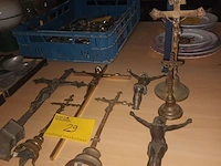 Lot 29 - koperen kruisbeelden. 8 stuks