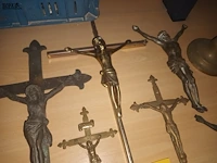 Lot 29 - koperen kruisbeelden. 8 stuks - afbeelding 2 van  4