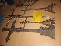 Lot 29 - koperen kruisbeelden. 8 stuks - afbeelding 3 van  4