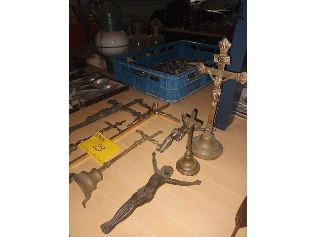 Lot 29 - koperen kruisbeelden. 8 stuks - afbeelding 4 van  4