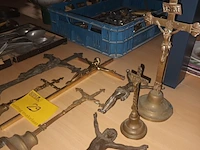 Lot 29 - koperen kruisbeelden. 8 stuks - afbeelding 4 van  4