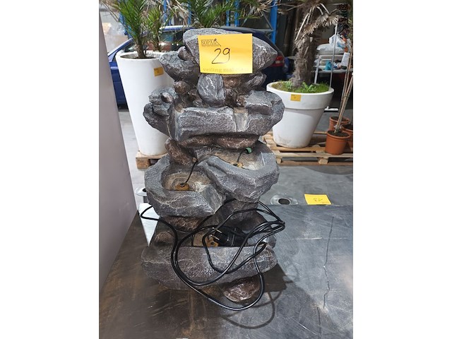 Lot 29 - kunststof fontein - afbeelding 1 van  3