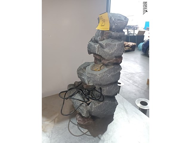 Lot 29 - kunststof fontein - afbeelding 2 van  3