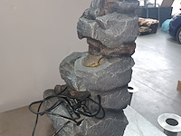 Lot 29 - kunststof fontein - afbeelding 2 van  3