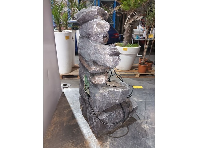 Lot 29 - kunststof fontein - afbeelding 3 van  3