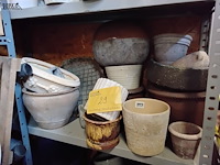 Lot 29 - lot bloempotten diverse maat betonkleurig en ruw - afbeelding 1 van  3