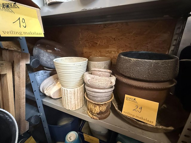 Lot 29 - lot bloempotten diverse maat betonkleurig en ruw - afbeelding 2 van  3