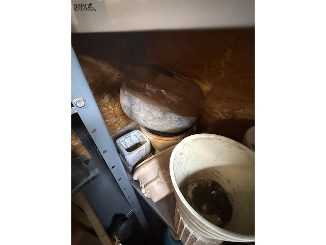 Lot 29 - lot bloempotten diverse maat betonkleurig en ruw - afbeelding 3 van  3