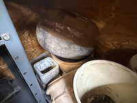 Lot 29 - lot bloempotten diverse maat betonkleurig en ruw - afbeelding 3 van  3