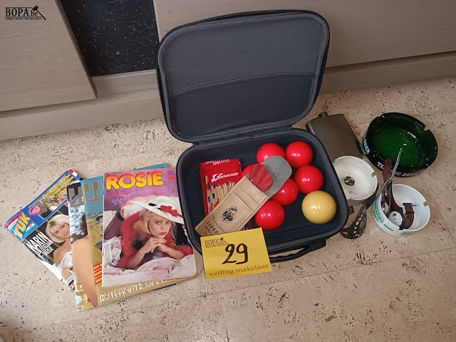 Lot 29 - mancave decoratie en lectuur - afbeelding 1 van  5