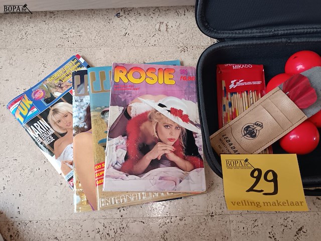 Lot 29 - mancave decoratie en lectuur - afbeelding 2 van  5