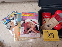 Lot 29 - mancave decoratie en lectuur - afbeelding 2 van  5