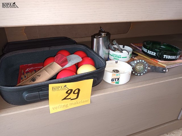 Lot 29 - mancave decoratie en lectuur - afbeelding 5 van  5