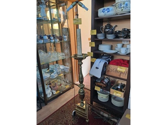 Lot 29 - massieve koperen ! kerkkandelaar - vloerlamp - afbeelding 1 van  4