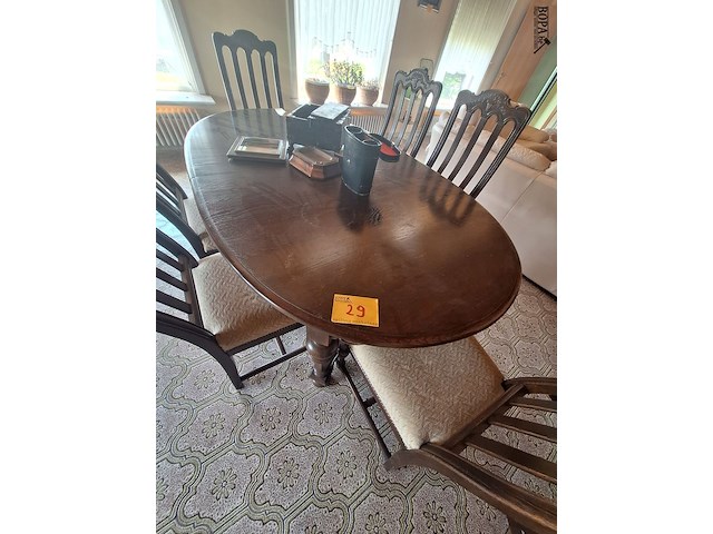 Lot 29 - ovalen tafel met 6 stoelen - afbeelding 1 van  5