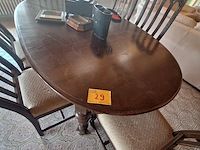 Lot 29 - ovalen tafel met 6 stoelen