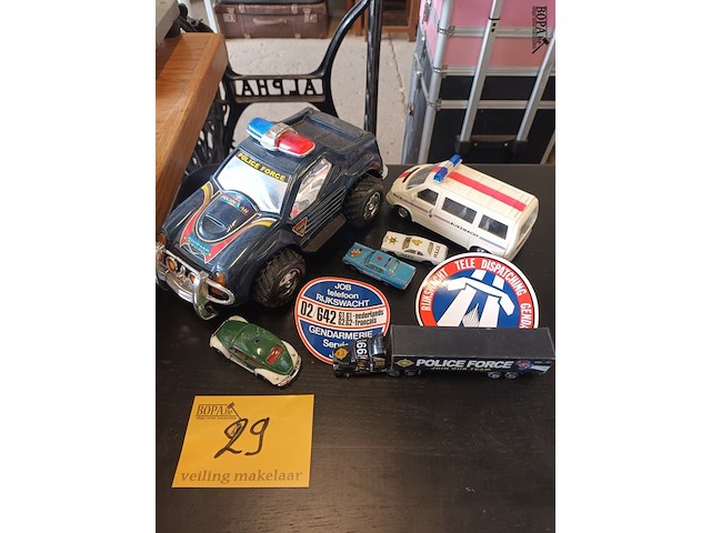 Lot 29 - politie voertuigen op schaal en stickers. 8 stuks - afbeelding 1 van  7