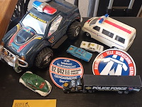 Lot 29 - politie voertuigen op schaal en stickers. 8 stuks - afbeelding 1 van  7