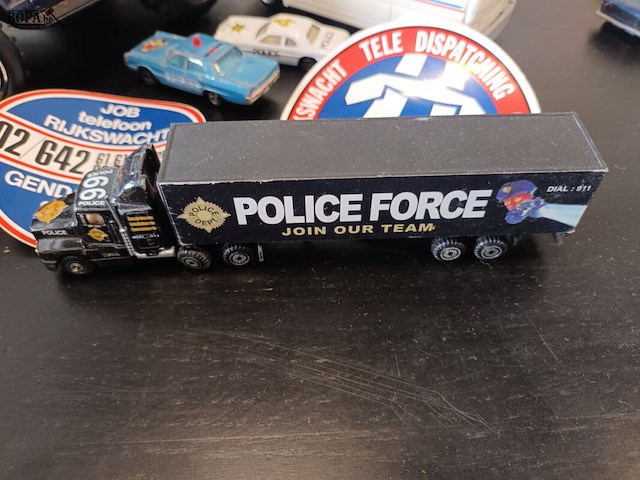 Lot 29 - politie voertuigen op schaal en stickers. 8 stuks - afbeelding 2 van  7