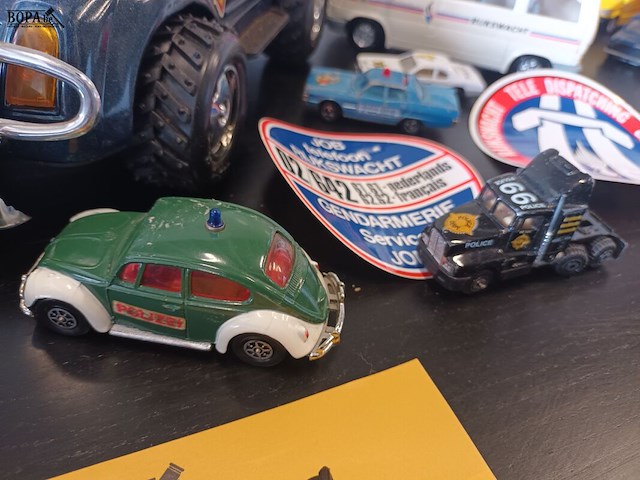 Lot 29 - politie voertuigen op schaal en stickers. 8 stuks - afbeelding 3 van  7