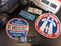 Lot 29 - politie voertuigen op schaal en stickers. 8 stuks - afbeelding 5 van  7