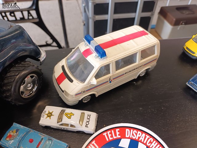 Lot 29 - politie voertuigen op schaal en stickers. 8 stuks - afbeelding 6 van  7