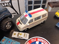 Lot 29 - politie voertuigen op schaal en stickers. 8 stuks - afbeelding 6 van  7