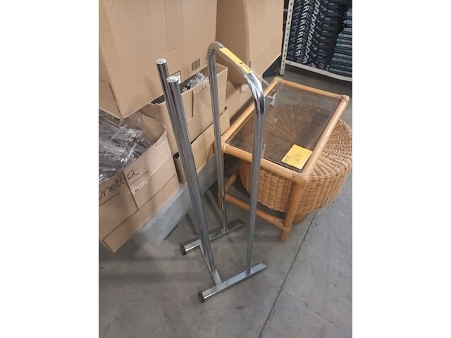 Lot 29 - statief voor kleerhangers - afbeelding 2 van  2