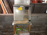 Lot 29 - terrarium, aquariums en stro
