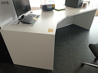 Lot 29 - witte bureau met schuine hoek - afbeelding 1 van  3