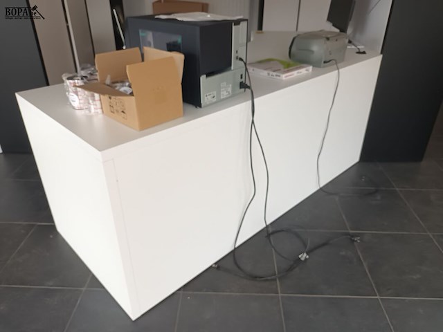 Lot 29 - witte bureau met schuine hoek - afbeelding 2 van  3