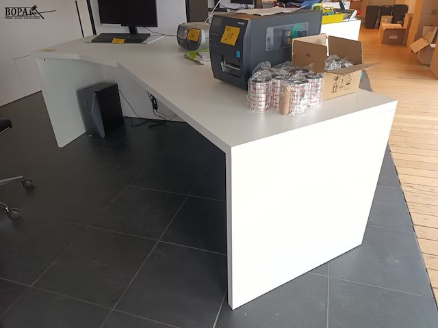 Lot 29 - witte bureau met schuine hoek - afbeelding 3 van  3