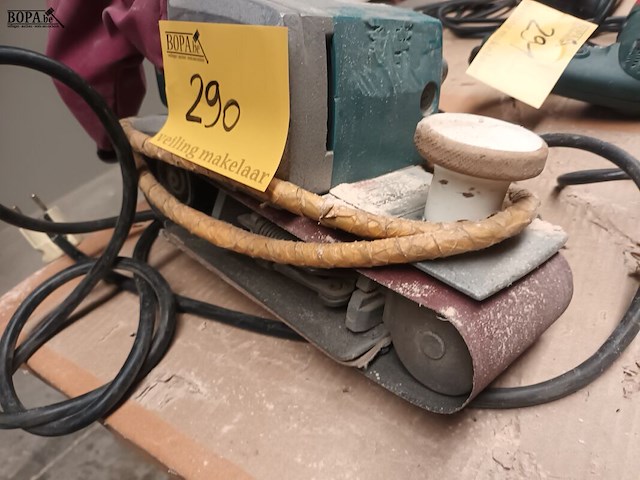 Lot 290 - bandschuurmachine makita - afbeelding 2 van  3