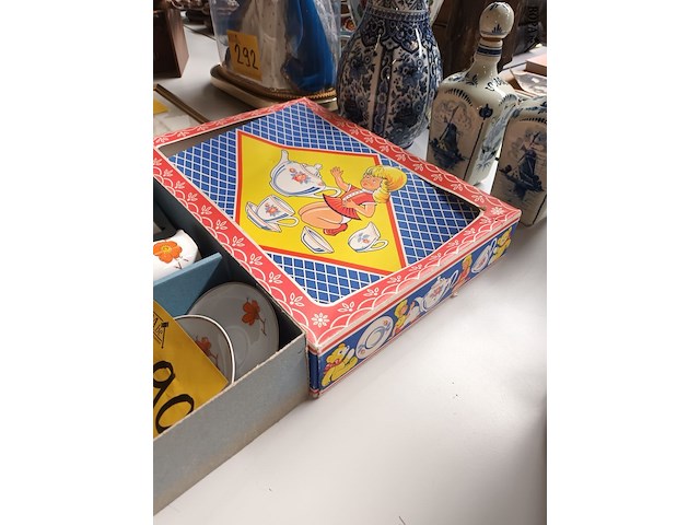 Lot 290 - kinderservies. 11 stuks - afbeelding 3 van  4