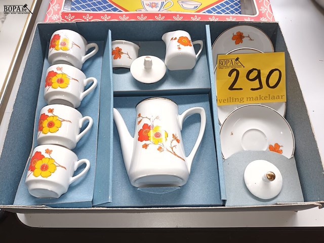 Lot 290 - kinderservies. 11 stuks - afbeelding 4 van  4