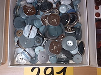 Lot 291 - doos met retro knopen - afbeelding 1 van  2