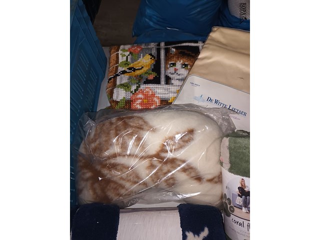 Lot 291 - kussens en plaids. 8 stuks - afbeelding 3 van  5