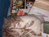 Lot 291 - kussens en plaids. 8 stuks - afbeelding 3 van  5