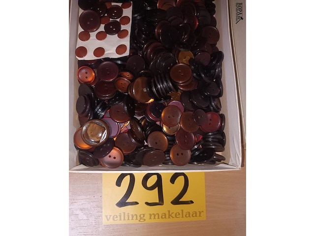 Lot 292 - doos met retro knopen - afbeelding 1 van  2