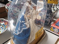 Lot 292 - globe met maria - afbeelding 2 van  2