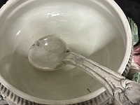 Lot 292 - keramieken soepterrine met serveerschaal - afbeelding 2 van  3