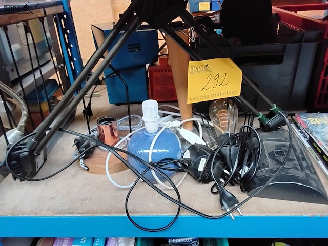 Lot 292 - moderne lampen 4 stuks op voet en 1 hanglamp - afbeelding 1 van  1