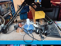 Lot 292 - moderne lampen 4 stuks op voet en 1 hanglamp - afbeelding 1 van  1