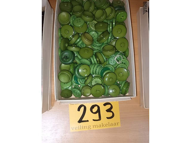 Lot 293 - doos met retro knopen - afbeelding 1 van  2