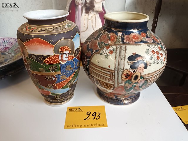 Lot 293 - oosterse vazen. 2 stuks - afbeelding 1 van  6