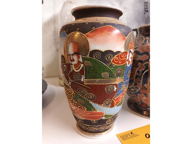 Lot 293 - oosterse vazen. 2 stuks - afbeelding 2 van  6